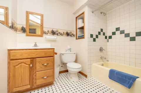 Bath - 1817 Ruby Cir, Shakopee, MN 55379 photo 2 of 2
