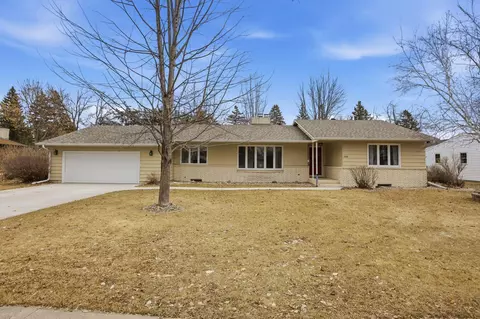 2708 11th St S, Fargo, ND 58103