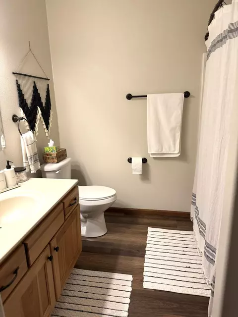 Bath - 224 25th St SE, Willmar, MN 56201 photo 2 of 3