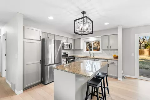 7404 Laredo Dr, Chanhassen, MN 55317