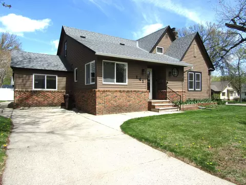 Exterior - 141 Summit Ave, Montevideo, MN 56265 photo 4 of 8