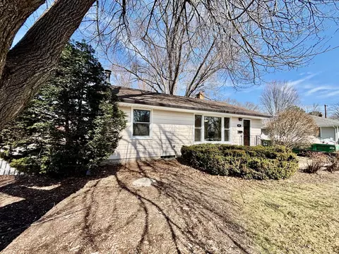 993 Roma Ave, Roseville, MN 55113