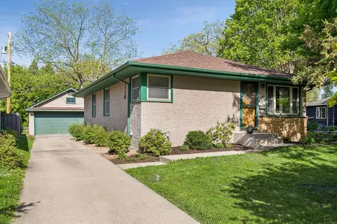 1901 Malvern St, Roseville, MN 55113