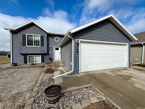 3109 30th St S, Moorhead, MN 56560