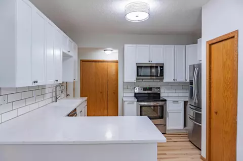 1122 Crystal Pl W, Chaska, MN 55318