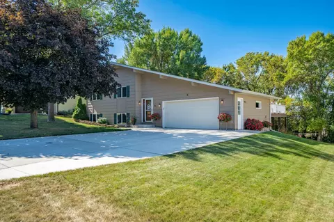 712 W Circle Dr, Montgomery, MN 56069