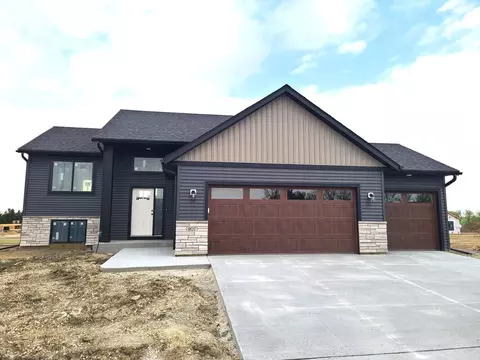 907 13th St NW, Kasson, MN 55944
