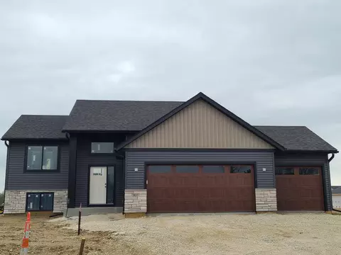 907 13th St NW, Kasson, MN 55944