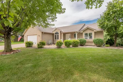 910 Deercreek Pkwy, Belle Plaine, MN 56011