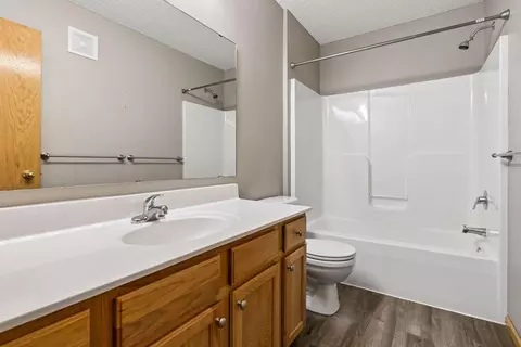 Bath - 1715 Talon Trl, Eagan, MN 55122 photo 2 of 3