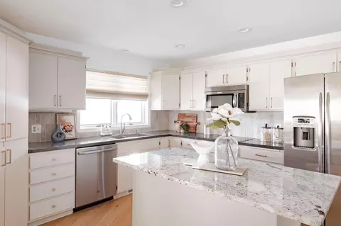 1148 Hollybrook Dr, Wayzata, MN 55391