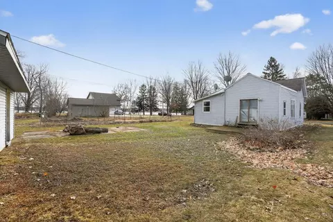 Exterior - 809 E Park Ave, Luck, WI 54853 photo 1 of 6