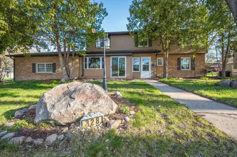 328 S Redwood Dr, Mankato, MN 56001