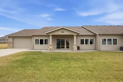 150 Sheyenne St #I, Kindred, ND 58051