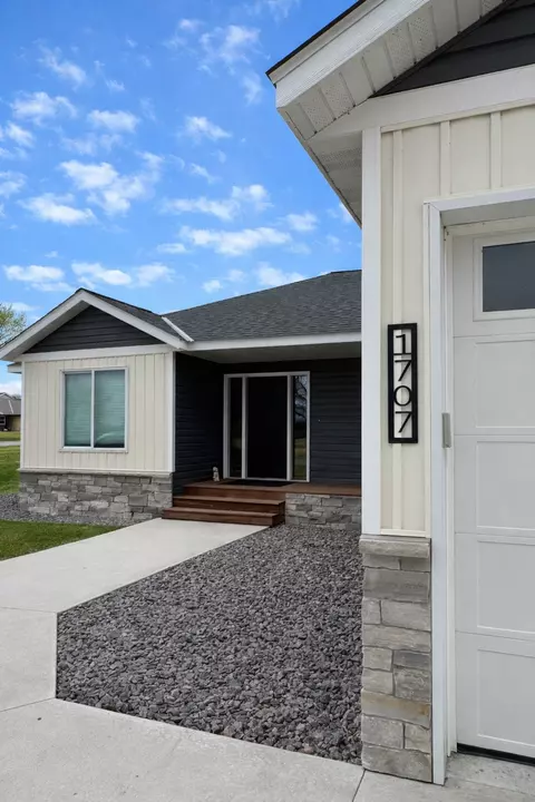 Exterior - 1707 17th St NW, Willmar, MN 56201 photo 2 of 7