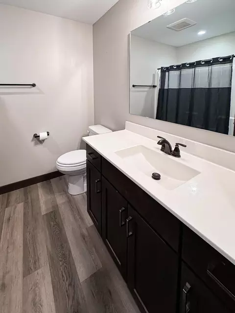 Bath - 1707 17th St NW, Willmar, MN 56201 photo 3 of 6