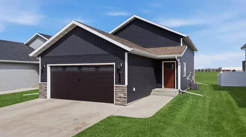 1126 Highland Ln W, West Fargo, ND 58078