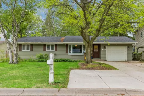 1249 Pinewood Ct, Woodbury, MN 55125