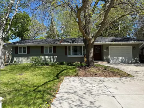1249 Pinewood Ct, Woodbury, MN 55125