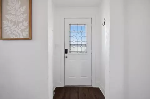 Entry Way - 2002 3rd Ave NE, Austin, MN 55912 photo 1 of 3