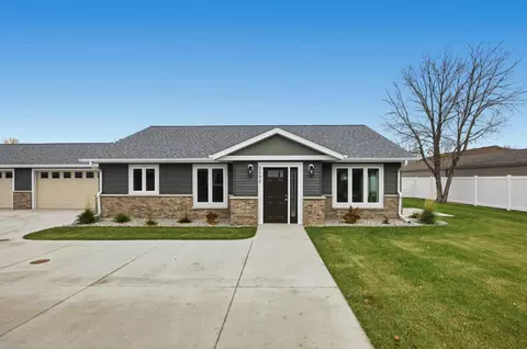 2332 30th Ave S, Fargo, ND 58104