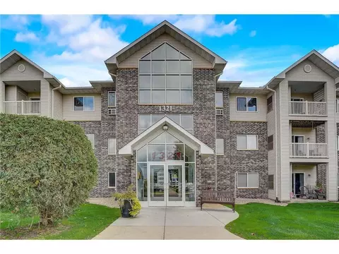 1321 Lake Dr W #101, Chanhassen, MN 55317