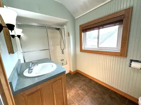 Bath - 638 E James St, Ely, MN 55731 photo 3 of 3