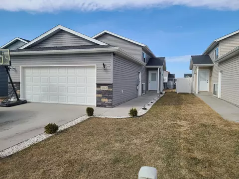 3365 Maple Leaf Loop S, Fargo, ND 58104