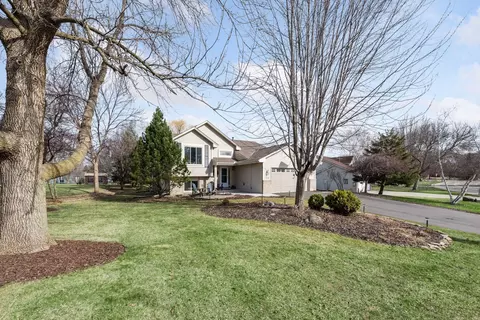 960 Saddlebrook Curv, Chanhassen, MN 55317