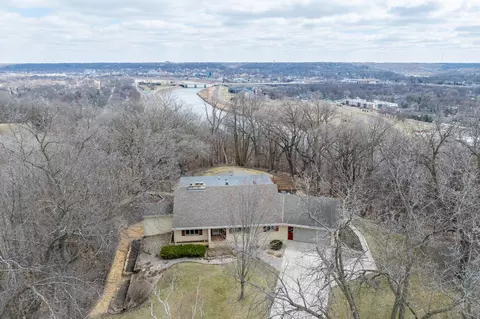2000 Roe Crest Dr, North Mankato, MN 56003