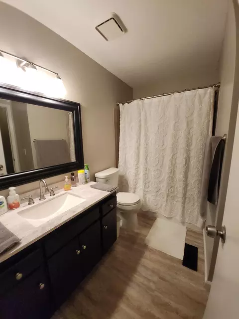 Bath - 4418 Clover Ln #B, Eagan, MN 55122 photo 1 of 2