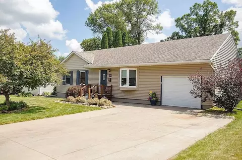 500 6th St NE, Stewartville, MN 55976