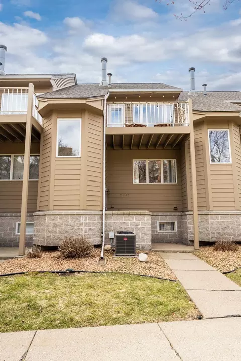 2867 Kenwood Isles Dr, Minneapolis, MN 55408