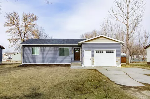 505 4th St E, Horace, ND 58047