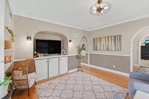 Living - 301 SE 3rd Ave SE, Pipestone, MN 56164 photo 6 of 7
