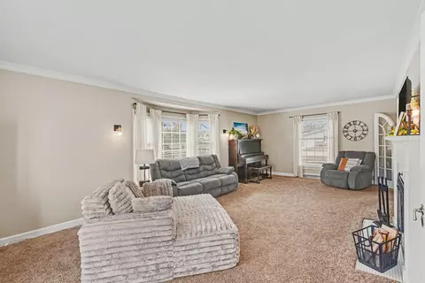 Living - 301 SE 3rd Ave SE, Pipestone, MN 56164 photo 3 of 7
