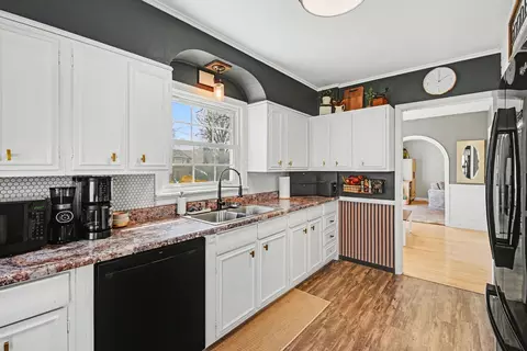 Kitchen - 301 SE 3rd Ave SE, Pipestone, MN 56164 photo 3 of 4
