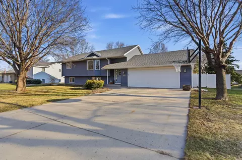 Exterior - 809 25th Ave SW, Willmar, MN 56201 photo 3 of 5