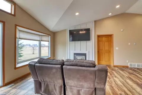 Living - 655 Christensen Ct, Mapleton, ND 58059 photo 7 of 11