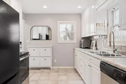 Kitchen - 1001 8th Ave SW, Austin, MN 55912 photo 2 of 4