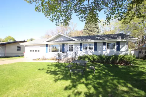 848 Dellwood St S, Cambridge, MN 55008