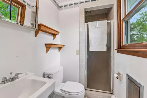Bath - 6325 Wood Hill Ln, Maple Plain, MN 55359 photo 3 of 3