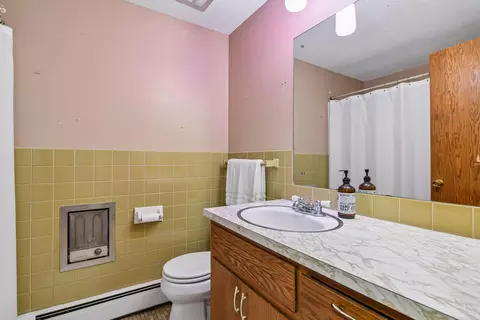Bath - 6325 Wood Hill Ln, Maple Plain, MN 55359 photo 2 of 3
