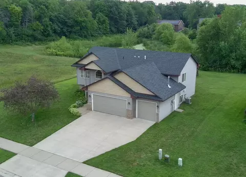 929 Farmers Ridge Trl, Belle Plaine, MN 56011