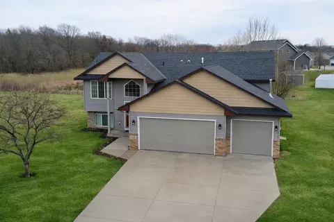 929 Farmers Ridge Trl, Belle Plaine, MN 56011