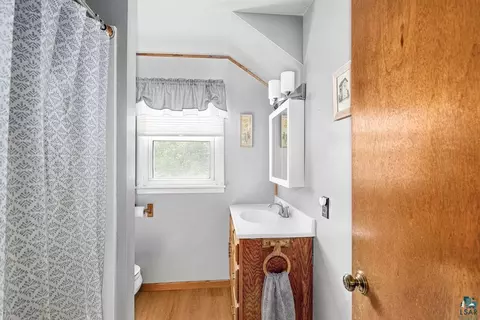 Bath - 540 W Redwing St, Duluth, MN 55803 photo 2 of 3