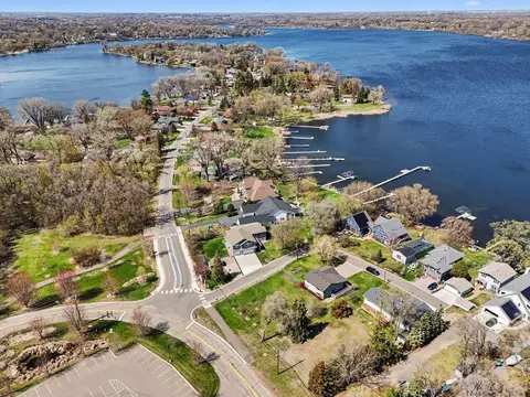 100 Peninsula Rd, Medicine Lake, MN 55441