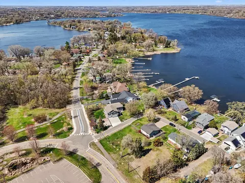 100 Peninsula Rd, Medicine Lake, MN 55441