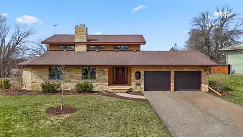 9134 Fox Run Cir, Eden Prairie, MN 55347