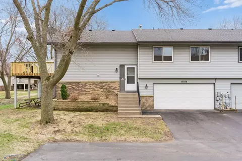3553 Avon Dr, Woodbury, MN 55125